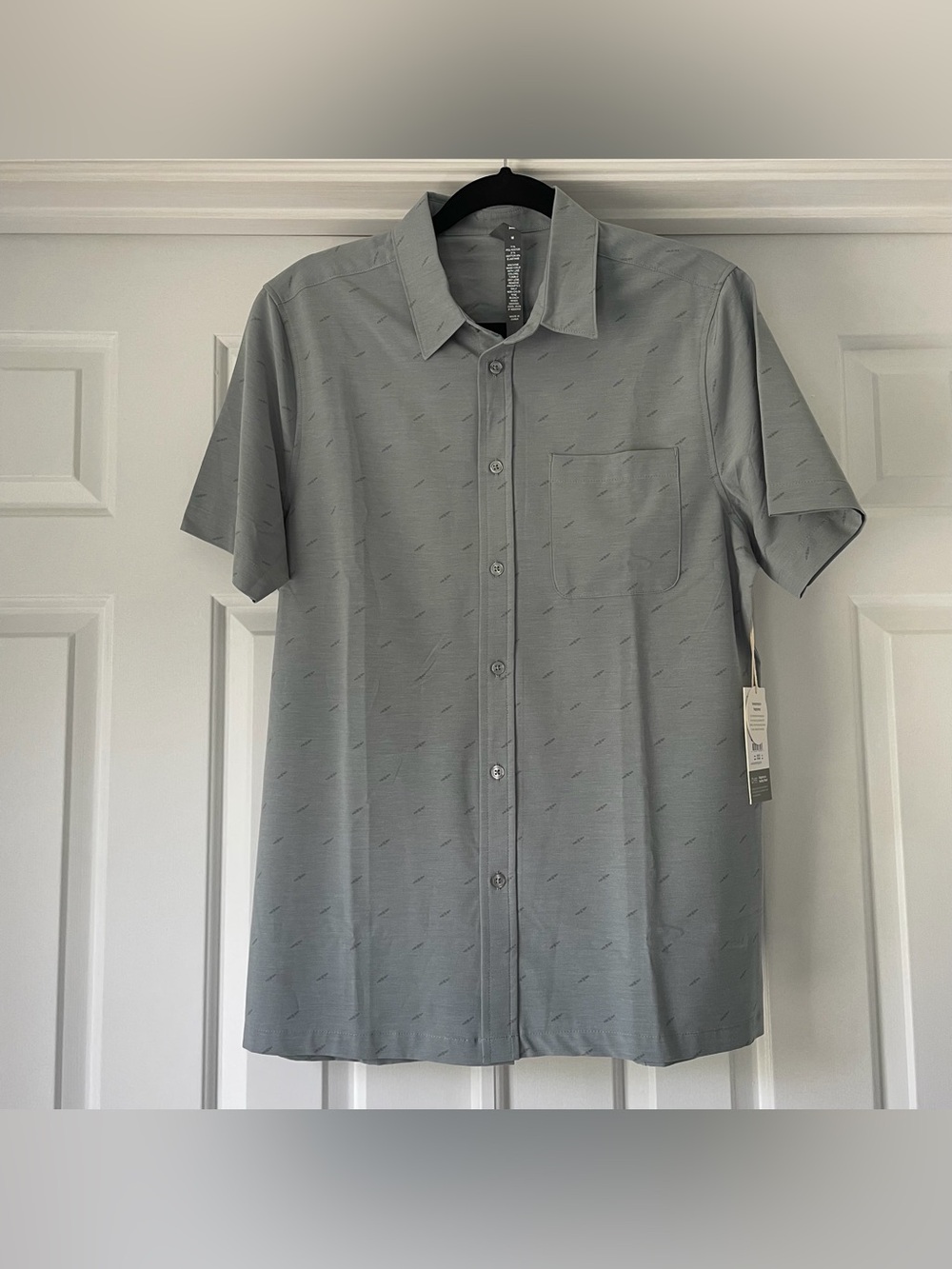 Vuori Short-Sleeve Bridge Button-Down (Light Cloud Daggers)